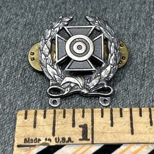 Vintage Vietnam Era US Army Weapons Qualification Badge Clutch Back Pin L I G I